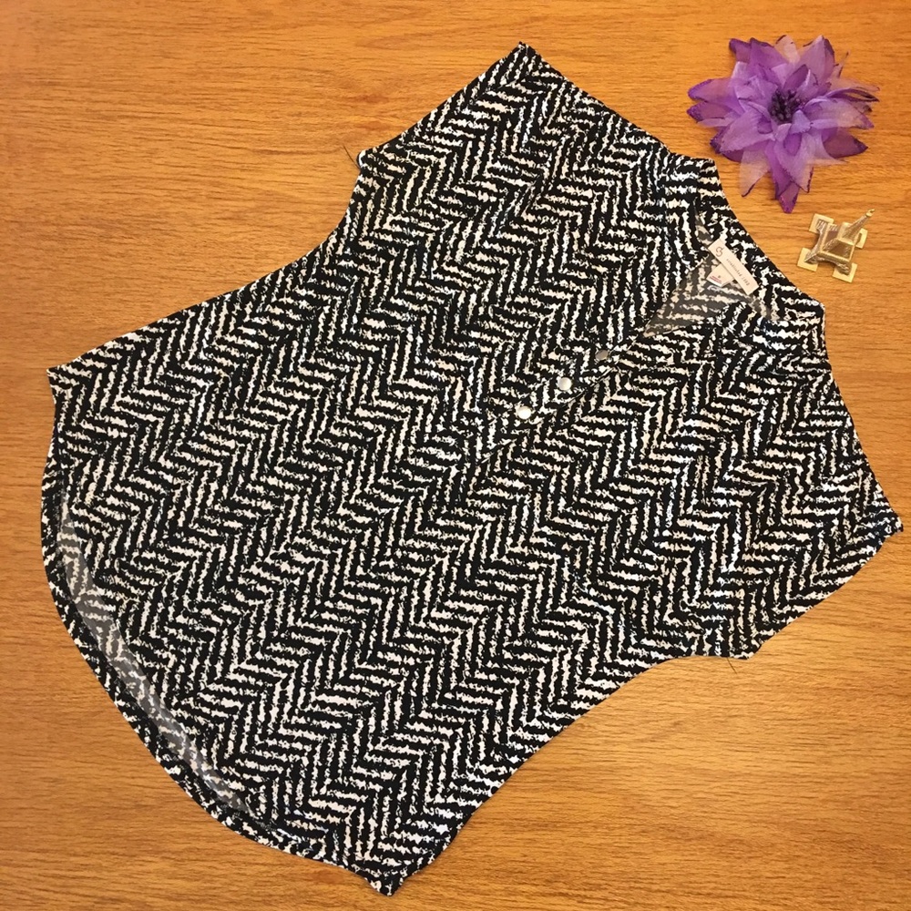 Short sleeved V-neck blouse Black & White Sz S